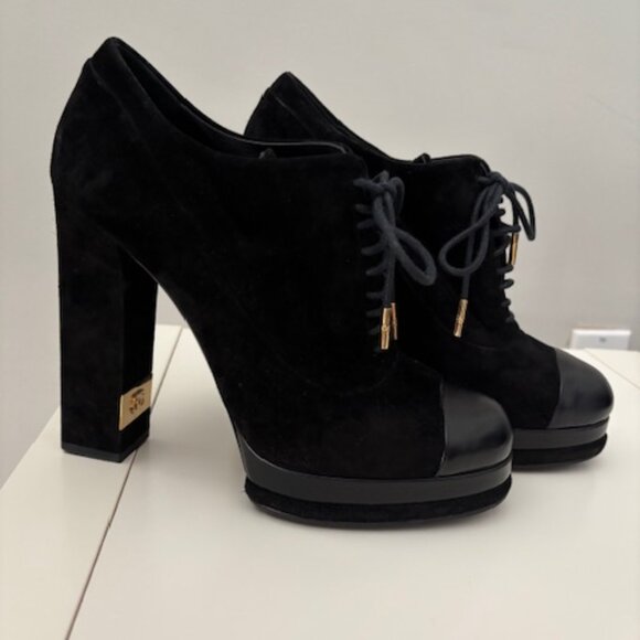 Chanel shoes: suede outer, black leather toe. - Picture 5 of 8